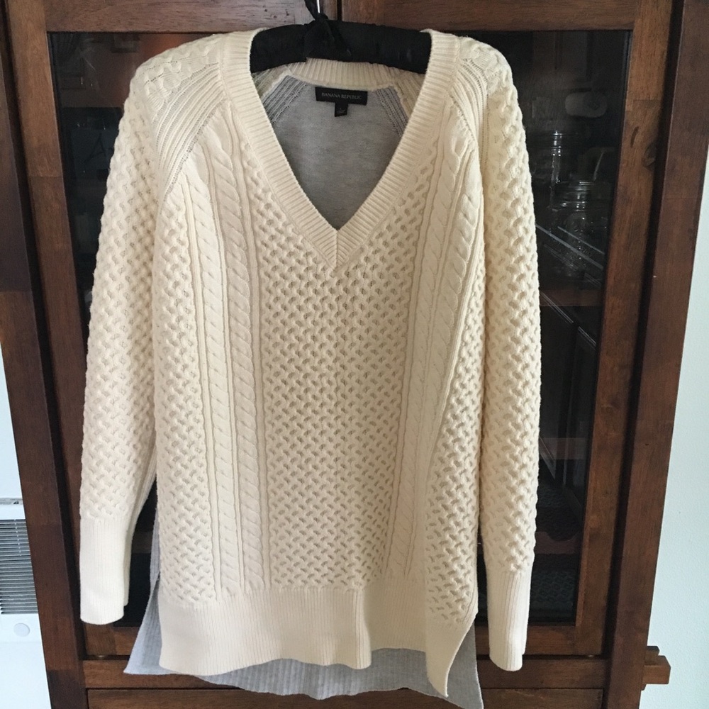 BANANA REPUBLIC CABLE KNIT V-NECK SWEATER